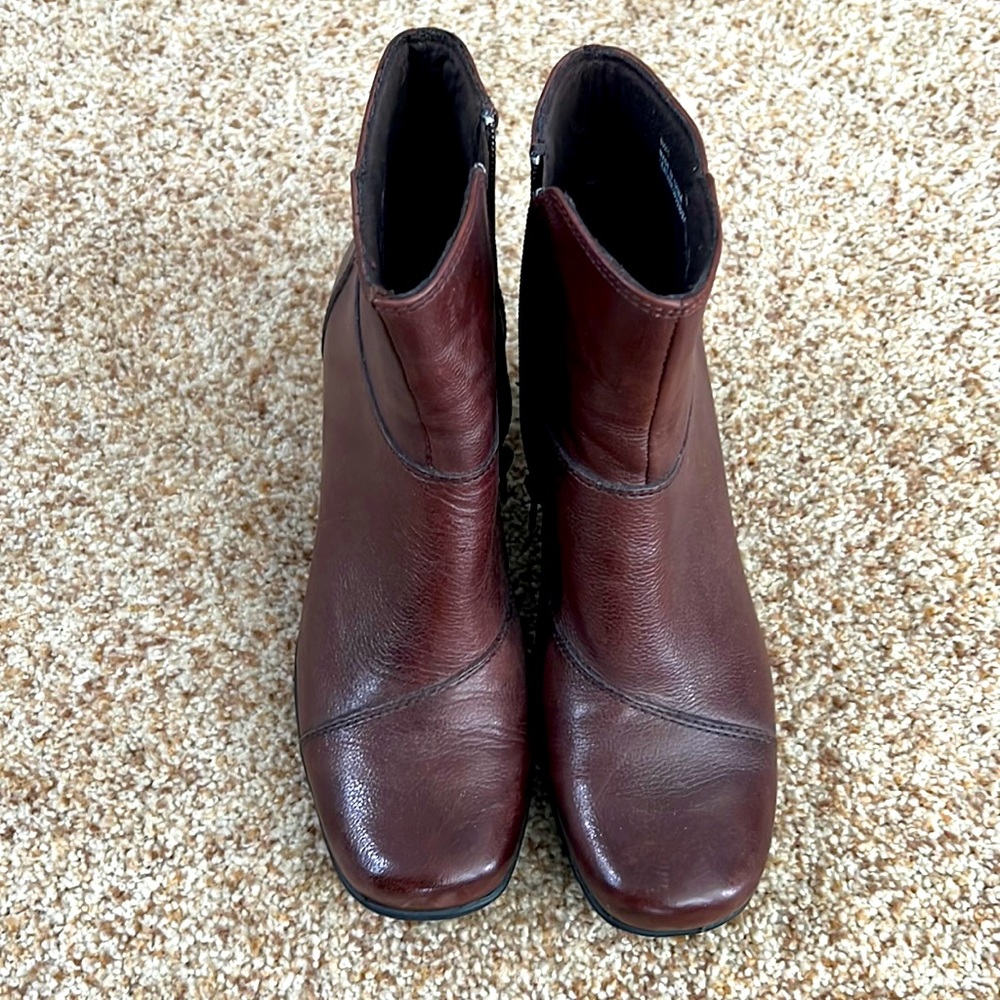 NWT Clarks bendables leather brown ankle boots 7M - 1.5” heel, inside zipper